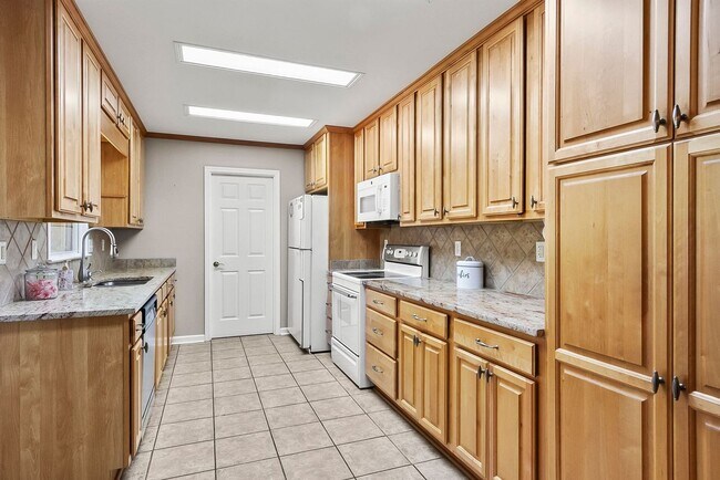 Building Photo - 2496 Valley View Ln