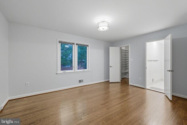 Building Photo - 6251 Lakeview Dr