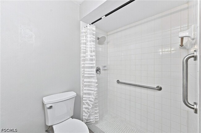 Building Photo - 903 SE 20th Ct
