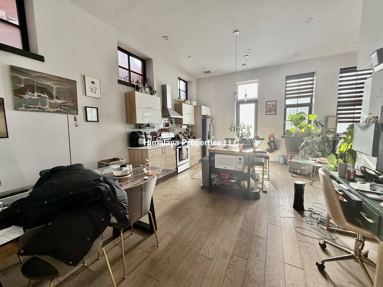 Primary Photo - 407 Dudley St