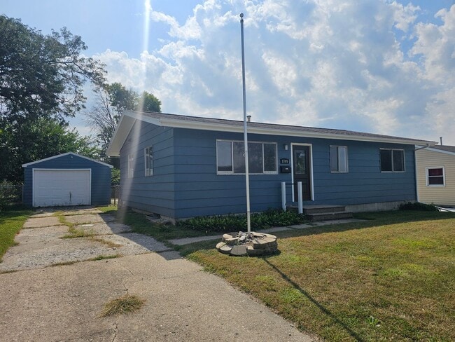 Building Photo - NE 3 bedroom 1 bath with garage near shopp...