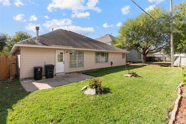 Building Photo - 17606 Forest Haven Trail