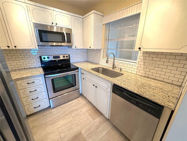 Building Photo - 2800 NE 28th St