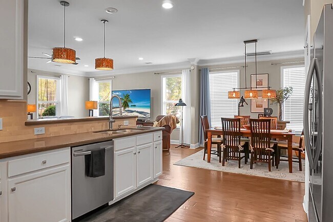 Building Photo - Johns Island 4BR, 2.5 BA Gem: Features Wood Floors, 2-Car Garage, & Community Pool
