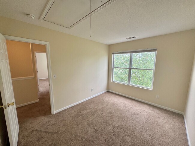 Building Photo - Statesville - 3 Bed / 2.5 Bath + Garage