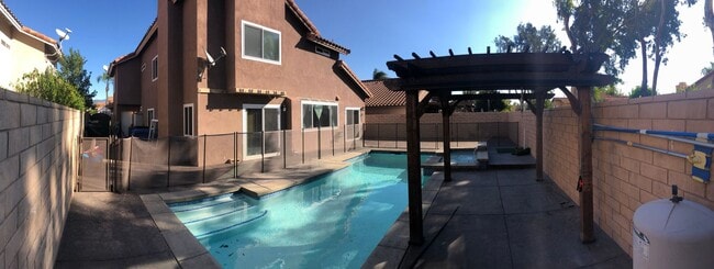 Building Photo - Beautiful 4 bedroom / 3 bathroom Heritage Home with Pool, Spa and Solar!