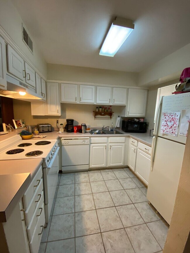 Building Photo - Pick Wick Park- 2 Bedrm & 2.5 Ba. Close to UF