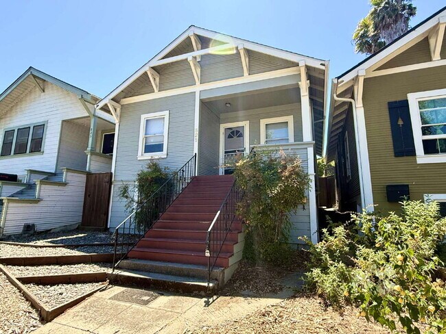Building Photo - Charming 3-Bedroom Home with Yard – Conven...