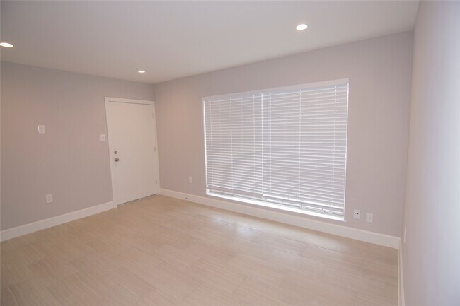 Building Photo - 2201 Fountain View Dr