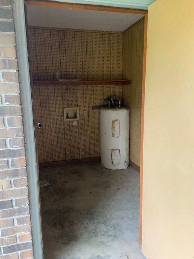 Building Photo - 404 Pinecrest Dr