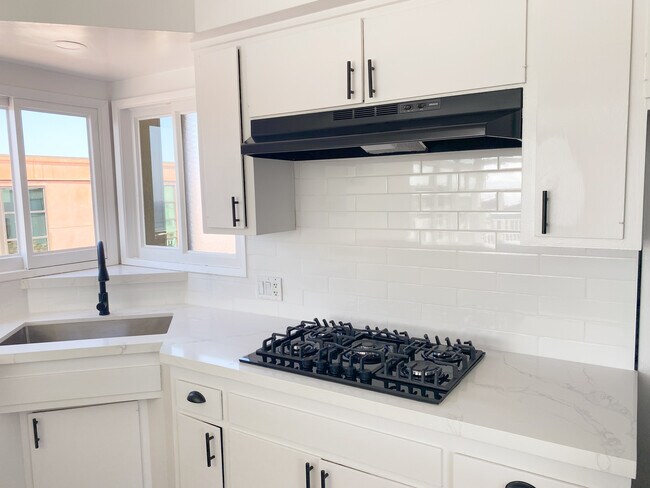 Building Photo - 233 6th St