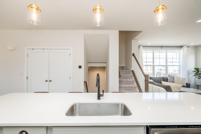Building Photo - 2865 Rayfield Ave