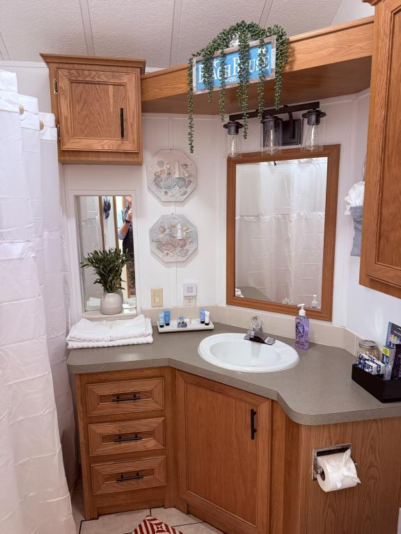 Building Photo - 1219 Thomas Dr