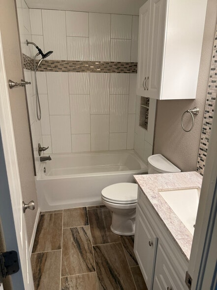 Building Photo - 3213 E Oakridge St