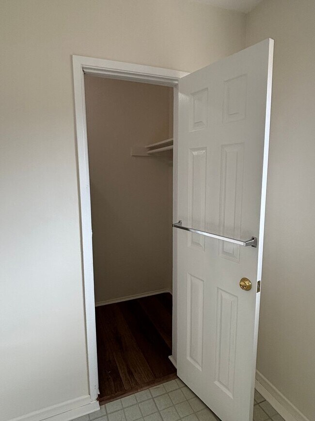 Building Photo - Spacious 3 bedroom available now!