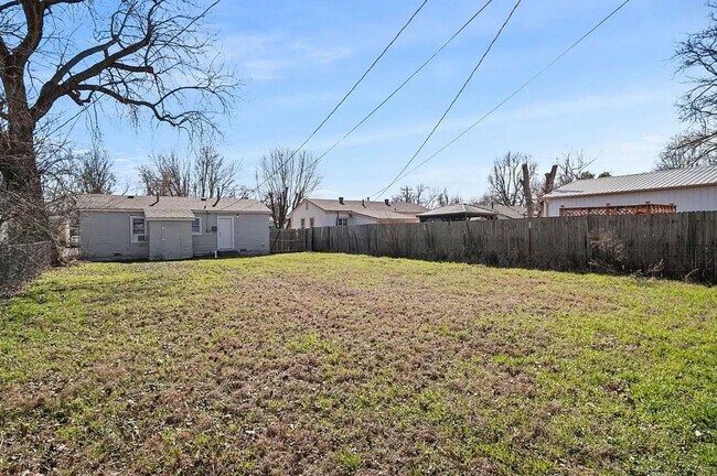 Building Photo - Cozy 3BD/1BTH Home Conveniently Located near I-240 & I-44