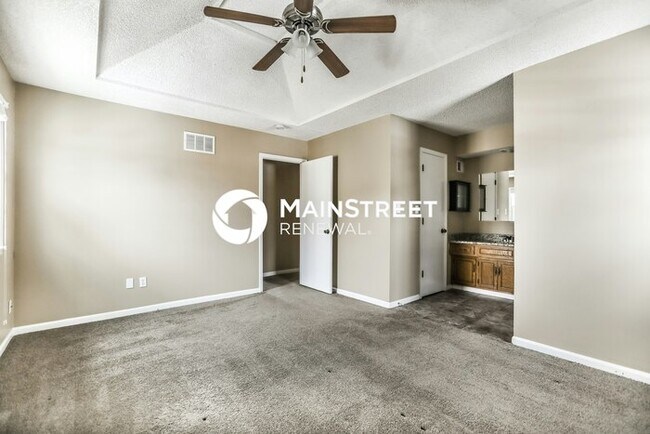 Building Photo - 4 Bedroom Pet-Friendly Home in Shawnee, KS...