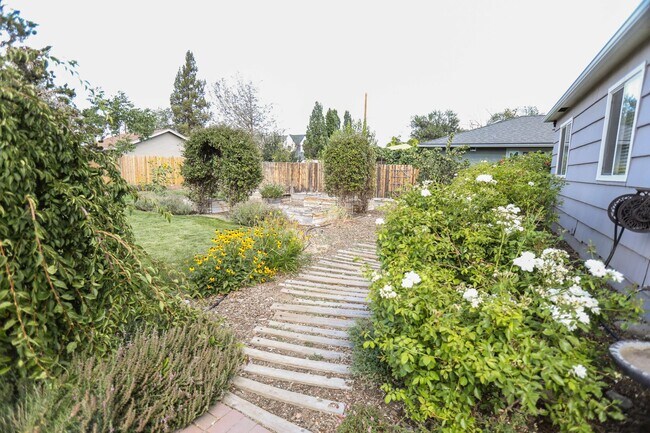 Building Photo - NEWLY LISTED $2,600 PER MONTH - GORGEOUS 3...