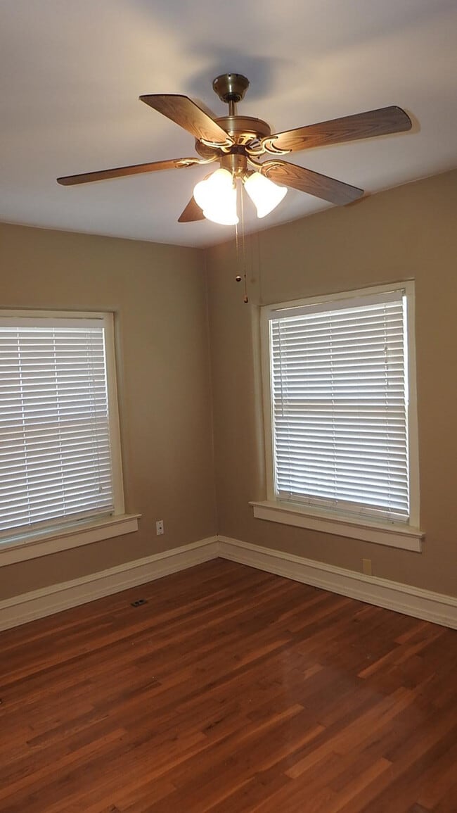 Building Photo - Cozy 1 bedroom and 1 bath apartment with a little office room apartment downtown, located on E 26...