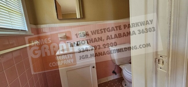 Building Photo - 2004 Roebuck St