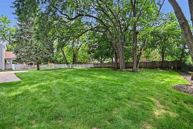 Building Photo - 1120 Summit Hills Ln