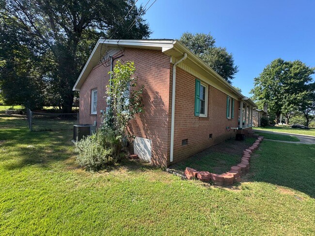 Building Photo - 104 Kenwood Dr