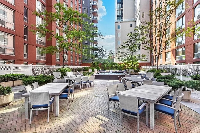 Building Photo - 555 W 23rd St