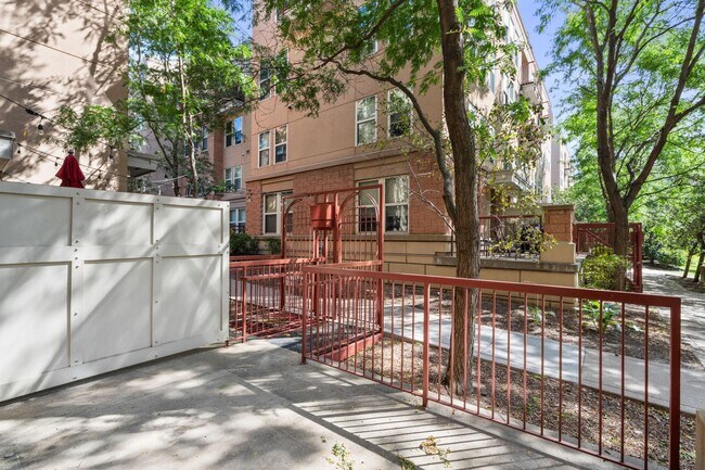 Building Photo - 645 N 1st St
