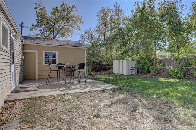 Building Photo - Completely Renovated & Fully Furnished 2Bed/1Bath/1 garage in Arvada!