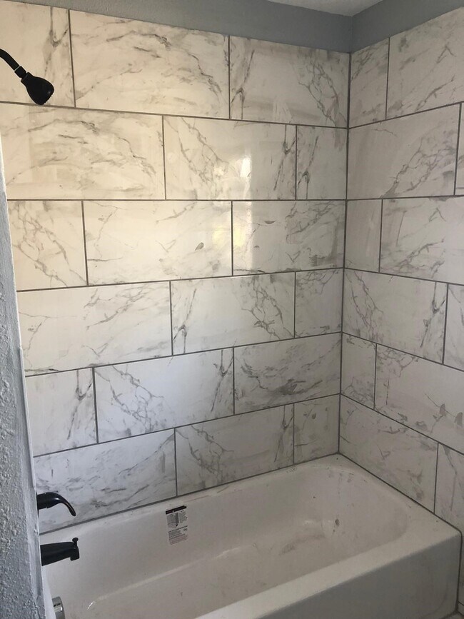 Building Photo - 6022 Lyndhurst Dr