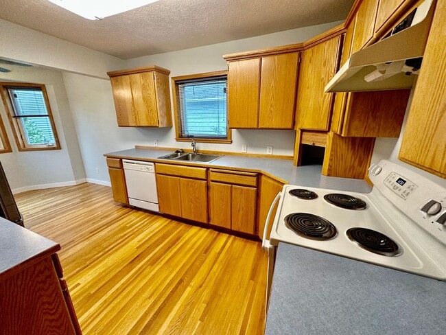 Building Photo - Charming Downriver Home