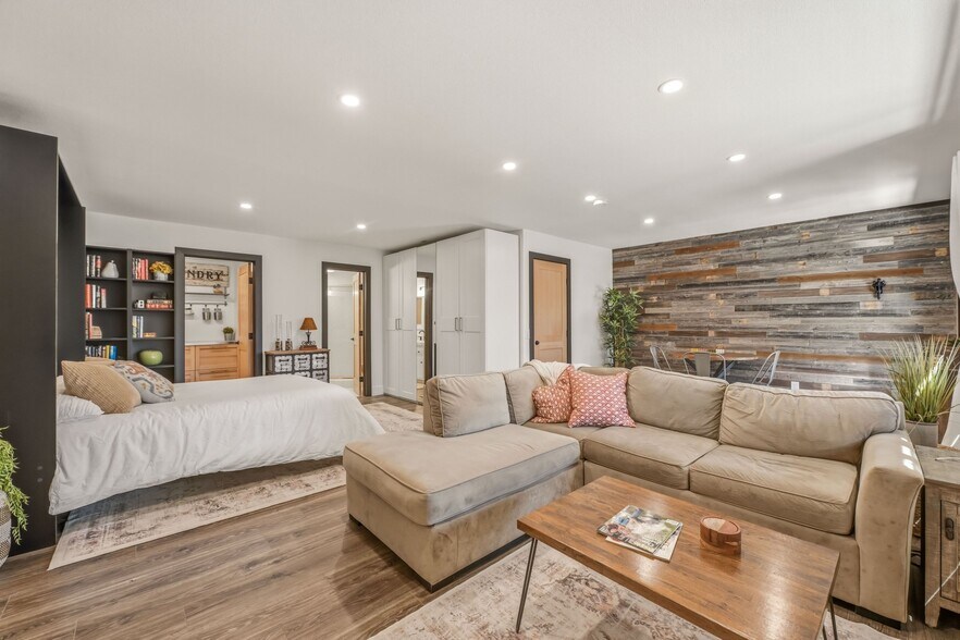 Building Photo - 234 Spanish Spur