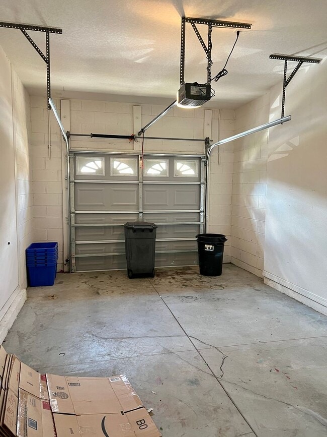 Building Photo - Townhome For Rent