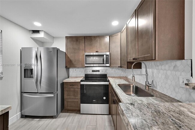 Building Photo - 2850 Somerset Dr