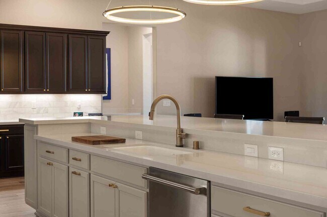 Building Photo - Stunning 5-Bedroom, 4.5-Bath Home in the S...