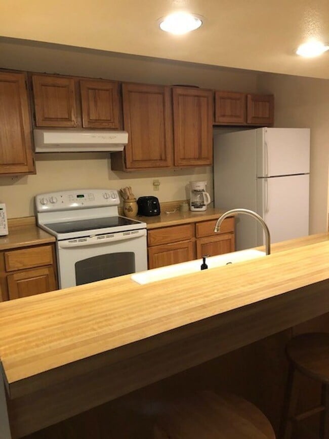 Building Photo - Marina Place 221