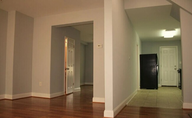 Building Photo - Spacious 4 Bedroom Home