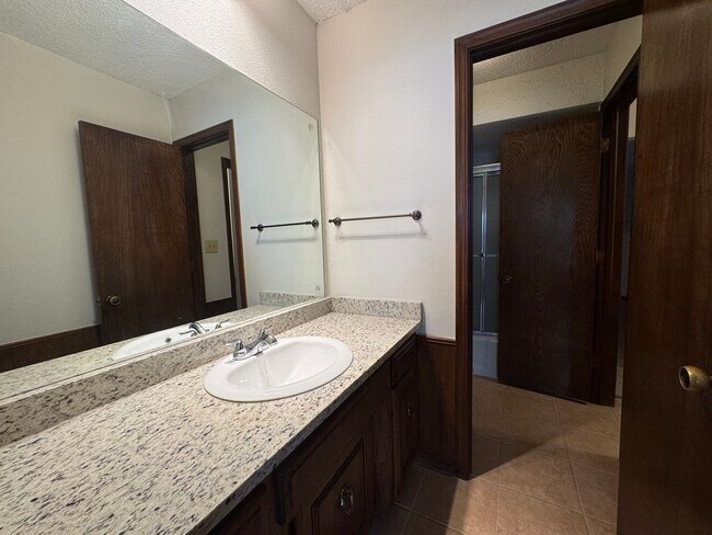 Building Photo - Gorgeous 3 bedroom 2.5 bathroom Duplex home!