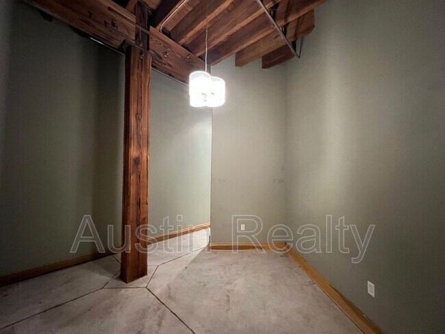Building Photo - 1004 Spruce St