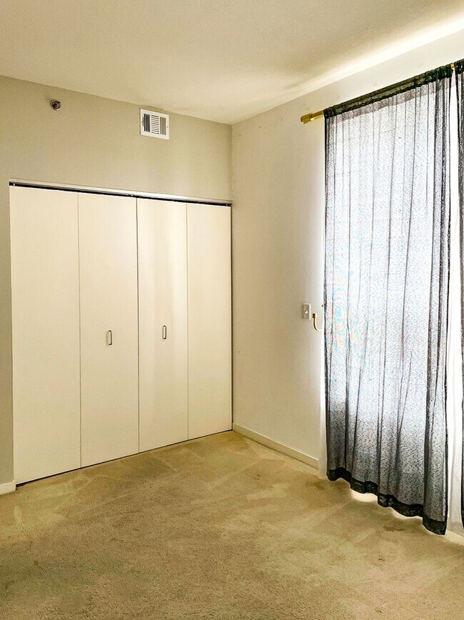 Building Photo - 21st Floor Corner Unit | Downtown Luxury Living w/ Balcony, Parking & Amenities