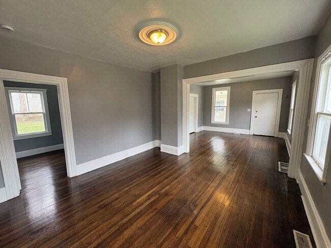 Building Photo - Three bedroom one bathroom single story home for rent