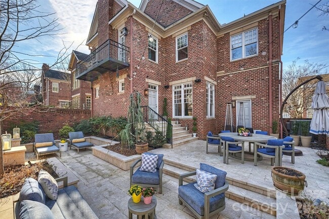 Building Photo - 1124 Dilworth Crescent Row