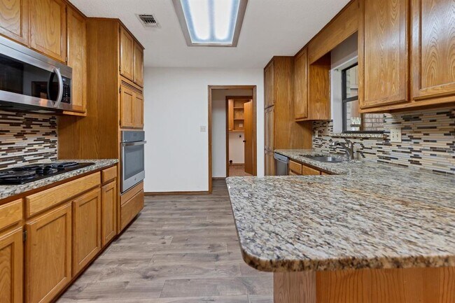 Building Photo - 850 Mission Hills Dr