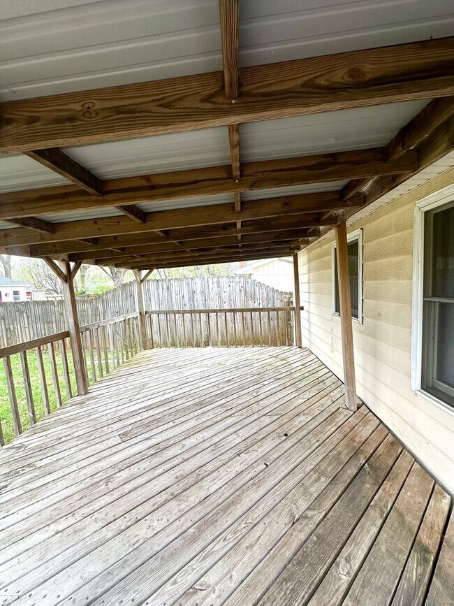 Building Photo - Welcome To Your Spacious Oasis!