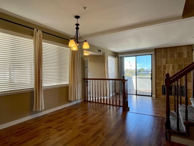 Building Photo - 2157 Vista Del Mar