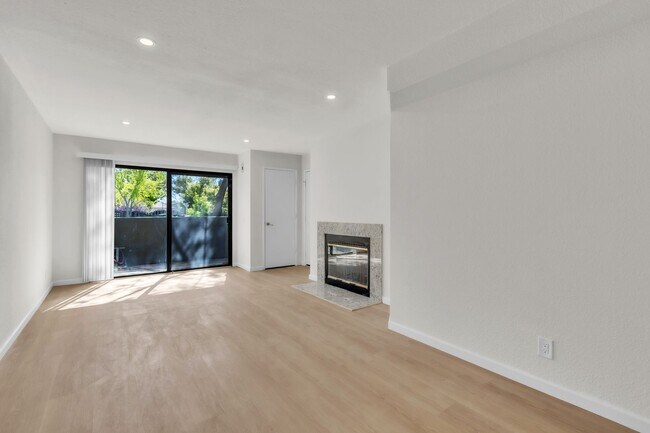 Building Photo - **Completely Remodeled ** 1BR/1BA w/ Private Patio + Garage in Sacramento **