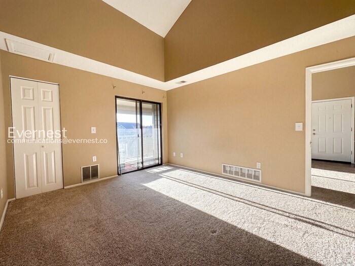 Building Photo - 12043 W Cross Dr