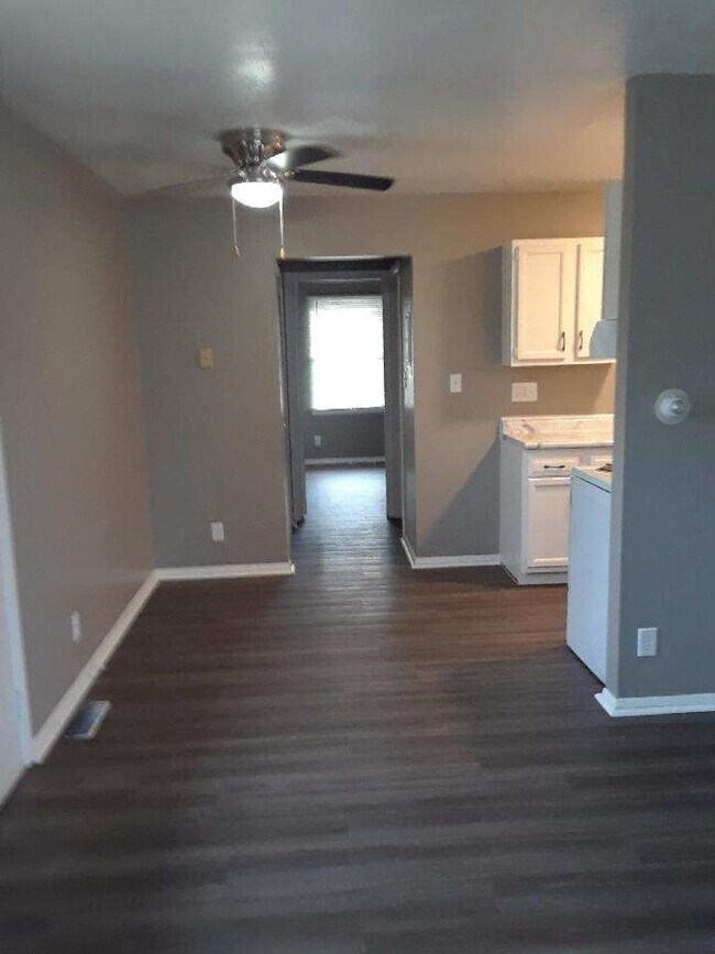 Building Photo - 2 bedroom 1.5 bath triplex