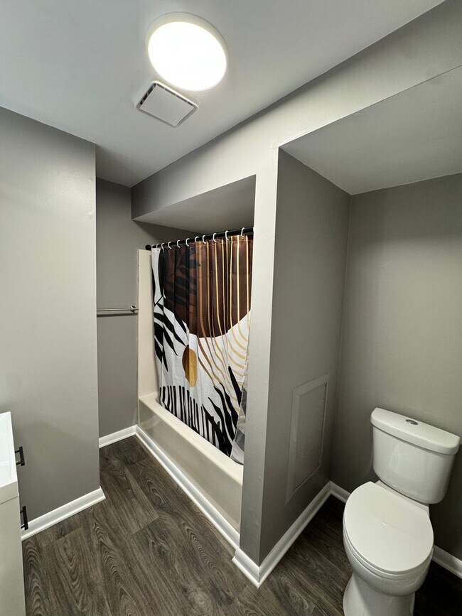 Building Photo - Spacious 4-Bedroom Home with 2 Kitchens | West Ann Arbor