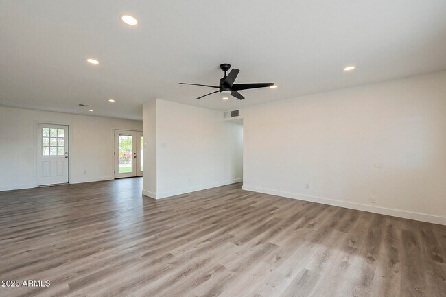 Building Photo - 8124 E Whitton Ave